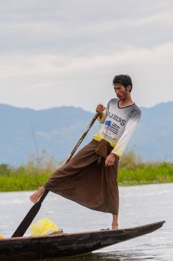 Inle Lake, Myanmar - 30 Ağustos 2016: Myanmar'ın Shan Eyaletinin Taunggyi İlçesi'nin Nyaungshwe İlçesi'nde bulunan bir tatlı su gölü olan Inle Sap'ın üzerinde bambu teknede bulunan tanımlanamayan Birmanyalı adam