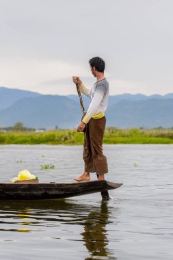 Inle Lake, Myanmar - 30 Ağustos 2016: Myanmar'ın Shan Eyaletinin Taunggyi İlçesi'nin Nyaungshwe İlçesi'nde bulunan bir tatlı su gölü olan Inle Sap'ın üzerinde bambu teknede bulunan tanımlanamayan Birmanyalı adam