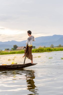 Inle Lake, Myanmar - 30 Ağustos 2016: Myanmar'ın Shan Eyaletinin Taunggyi İlçesi'nin Nyaungshwe İlçesi'nde bulunan bir tatlı su gölü olan Inle Sap'ın üzerinde bambu teknede bulunan tanımlanamayan Birmanyalı adam