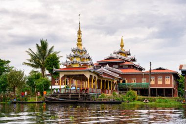 Inle Gölü, Myanmar - 30 Ağustos 2016: Inle Sap üzerinde Inpawkhon köyü yakınlarındaki tapınak, Shan Eyaleti'nin Taunggyi İlçesi Nyaungshwe İlçesi'nde bir tatlı su gölü, Myanmar
