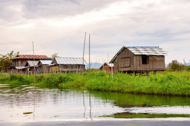 Inle Lake, Myanmar - 30 Ağustos 2016: Inle Sap üzerinde bir köy, Shan Eyaleti'nin Taunggyi İlçesi Nyaungshwe İlçesi'nde bulunan bir tatlı su gölü, Myanmar