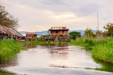 Inle Lake, Myanmar - 30 Ağustos 2016: Inle Sap üzerinde bir köy, Shan Eyaleti'nin Taunggyi İlçesi Nyaungshwe İlçesi'nde bulunan bir tatlı su gölü, Myanmar