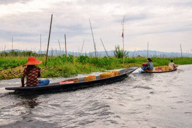 Inle Lake, Myanmar - Ağu 30, 2016: Bambu tekne kimliği belirsiz Birmanya kız Inle Sap üzerinde yelken, Shan Eyaleti Taunggyi İlçesi Nyaungshwe İlçesi'nde bulunan bir tatlı su gölü, Myanmar