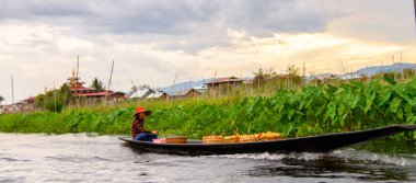 Inle Lake, Myanmar - Ağu 30, 2016: Bambu tekne kimliği belirsiz Birmanya kız Inle Sap üzerinde yelken, Shan Eyaleti Taunggyi İlçesi Nyaungshwe İlçesi'nde bulunan bir tatlı su gölü, Myanmar