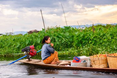 Inle Lake, Myanmar - Ağu 30, 2016: Bambu tekne kimliği belirsiz Birmanya kız Inle Sap üzerinde yelken, Shan Eyaleti Taunggyi İlçesi Nyaungshwe İlçesi'nde bulunan bir tatlı su gölü, Myanmar