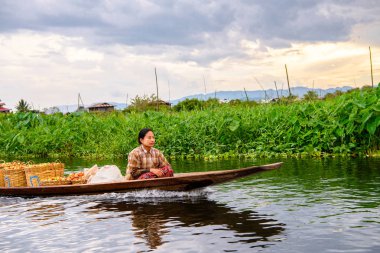 Inle Lake, Myanmar - Ağu 30, 2016: Bambu tekne kimliği belirsiz Birmanya kız Inle Sap üzerinde yelken, Shan Eyaleti Taunggyi İlçesi Nyaungshwe İlçesi'nde bulunan bir tatlı su gölü, Myanmar