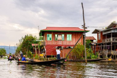 Inn Paw Khon, Myanmar - 30 Ağustos 2016: Inle Sap üzerinde Inpawkhon köyü, Shan Eyaleti Taunggyi İlçesi Nyaungshwe İlçesi'nde bir tatlı su gölü, Myanmar