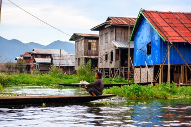 Inn Paw Khon, Myanmar - 30 Ağustos 2016: Inle Sap üzerinde Inpawkhon köyü, Shan Eyaleti Taunggyi İlçesi Nyaungshwe İlçesi'nde bir tatlı su gölü, Myanmar