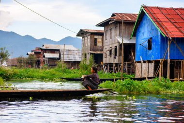Inn Paw Khon, Myanmar - 30 Ağustos 2016: Inle Sap üzerinde Inpawkhon köyü, Shan Eyaleti Taunggyi İlçesi Nyaungshwe İlçesi'nde bir tatlı su gölü, Myanmar