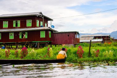 Inle Lake, Myanmar - Ağu 30, 2016: Bambu tekne kimliği belirsiz Birmanya kız Inle Sap üzerinde yelken, Shan Eyaleti Taunggyi İlçesi Nyaungshwe İlçesi'nde bulunan bir tatlı su gölü, Myanmar