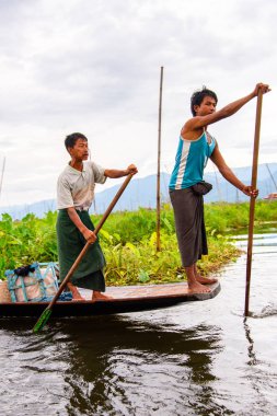 Inle Lake, Myanmar - 30 Ağustos 2016: Myanmar'ın Shan Eyaletinin Taunggyi İlçesi'nin Nyaungshwe İlçesi'nde bulunan bir tatlı su gölü olan Inle Sap'ın üzerinde bambu tekneyle seyreden tanımlanamayan Birmanyalılar