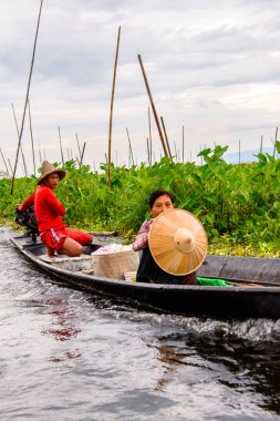 Inle Lake, Myanmar - 30 Ağustos 2016: Myanmar'ın Shan Eyaletinin Taunggyi İlçesi'nin Nyaungshwe İlçesi'nde bulunan bir tatlı su gölü olan Inle Sap'ın üzerinde bambu teknede bulunan tanımlanamayan Birmanyalı adam