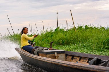 Inle Lake, Myanmar - 30 Ağustos 2016: Myanmar'ın Shan Eyaletinin Taunggyi İlçesi'nin Nyaungshwe İlçesi'nde bulunan bir tatlı su gölü olan Inle Sap'ın üzerinde bambu teknede bulunan tanımlanamayan Birmanyalı adam