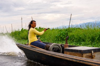 Inle Lake, Myanmar - 30 Ağustos 2016: Myanmar'ın Shan Eyaletinin Taunggyi İlçesi'nin Nyaungshwe İlçesi'nde bulunan bir tatlı su gölü olan Inle Sap'ın üzerinde bambu teknede bulunan tanımlanamayan Birmanyalı adam