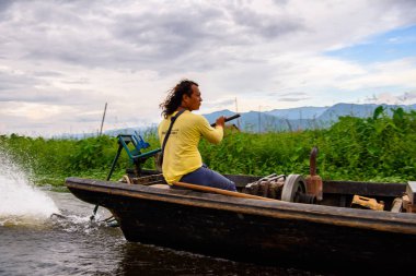 Inle Lake, Myanmar - 30 Ağustos 2016: Myanmar'ın Shan Eyaletinin Taunggyi İlçesi'nin Nyaungshwe İlçesi'nde bulunan bir tatlı su gölü olan Inle Sap'ın üzerinde bambu teknede bulunan tanımlanamayan Birmanyalı adam
