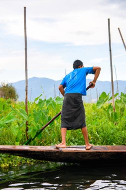 Inle Lake, Myanmar - 30 Ağustos 2016: Myanmar'ın Shan Eyaletinin Taunggyi İlçesi'nin Nyaungshwe İlçesi'nde bulunan bir tatlı su gölü olan Inle Sap'ın üzerinde bambu teknede bulunan tanımlanamayan Birmanyalı adam