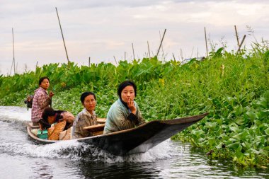 Inle Lake, Myanmar - 30 Ağustos 2016: Myanmar'ın Shan Eyaletinin Taunggyi İlçesi'nin Nyaungshwe İlçesi'nde bulunan bir tatlı su gölü olan Inle Sap'ın üzerinde bambu teknede bulunan tanımlanamayan Birmanyalı adam