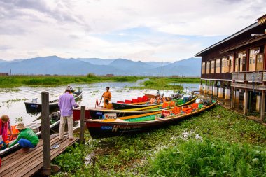 Inn Paw Khon, Myanmar - 30 Ağustos 2016: Inle Sap üzerinde Inpawkhon köyü, Shan Eyaleti Taunggyi İlçesi Nyaungshwe İlçesi'nde bir tatlı su gölü, Myanmar