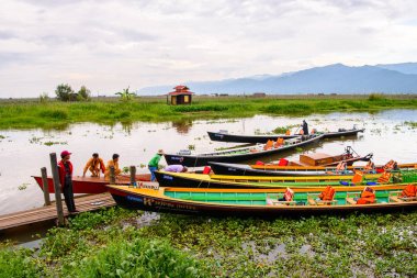 Inn Paw Khon, Myanmar - 30 Ağustos 2016: Inle Sap üzerinde Inpawkhon köyü, Shan Eyaleti Taunggyi İlçesi Nyaungshwe İlçesi'nde bir tatlı su gölü, Myanmar