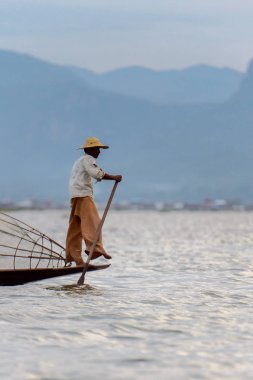 Inle Lake, Myanmar - 30 Ağustos 2016: Myanmar'ın Shan Eyaletinin Taunggyi İlçesi'nin Nyaungshwe İlçesi'nde bulunan bir tatlı su gölü olan Inle Sap'ın üzerinde bambu teknede bulunan tanımlanamayan Birmanyalı adam
