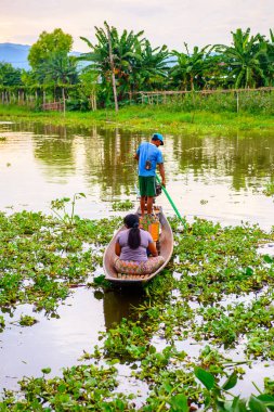 Inle Lake, Myanmar - 30 Ağustos 2016: Myanmar'ın Shan Eyaletinin Taunggyi İlçesi'nin Nyaungshwe İlçesi'nde bulunan bir tatlı su gölü olan Inle Sap'ın üzerinde bambu teknede bulunan tanımlanamayan Birmanyalı adam