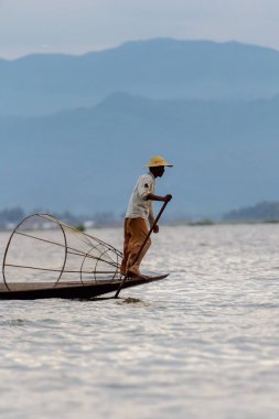 Inle Lake, Myanmar - 30 Ağustos 2016: Myanmar'ın Shan Eyaletinin Taunggyi İlçesi'nin Nyaungshwe İlçesi'nde bulunan bir tatlı su gölü olan Inle Sap'ın üzerinde bambu teknede bulunan tanımlanamayan Birmanyalı adam