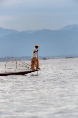 Inle Lake, Myanmar - 30 Ağustos 2016: Myanmar'ın Shan Eyaletinin Taunggyi İlçesi'nin Nyaungshwe İlçesi'nde bulunan bir tatlı su gölü olan Inle Sap'ın üzerinde bambu teknede bulunan tanımlanamayan Birmanyalı adam