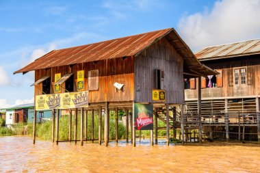 Inn Paw Khon, Myanmar - 30 Ağustos 2016: Inle Sap üzerinde Inpawkhon köyünde house, Shan State Taunggyi İlçesi Nyaungshwe İlçesi'nde bir tatlı su gölü, Myanmar