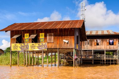 Inn Paw Khon, Myanmar - 30 Ağustos 2016: Inle Sap üzerinde Inpawkhon köyünde house, Shan State Taunggyi İlçesi Nyaungshwe İlçesi'nde bir tatlı su gölü, Myanmar