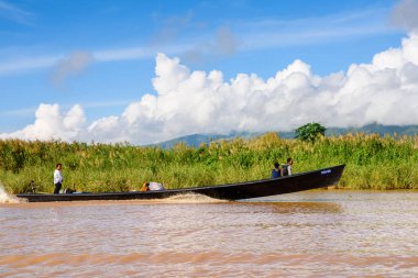 Inle Lake, Myanmar - 30 Ağustos 2016: Myanmar'ın Shan Eyaletinin Taunggyi İlçesi'nin Nyaungshwe İlçesi'nde bulunan bir tatlı su gölü olan Inle Sap'ın üzerinde bambu tekneyle seyreden tanımlanamayan Birmanyalılar