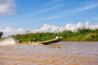Inle Lake, Myanmar - 30 Ağustos 2016: Myanmar'ın Shan Eyaletinin Taunggyi İlçesi'nin Nyaungshwe İlçesi'nde bulunan bir tatlı su gölü olan Inle Sap'ın üzerinde bambu tekneyle seyreden tanımlanamayan Birmanyalılar