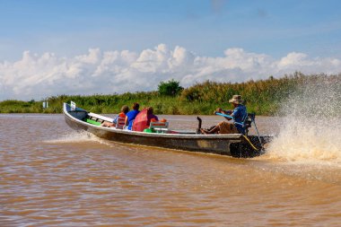Inle Lake, Myanmar - 30 Ağustos 2016: Myanmar'ın Shan Eyaletinin Taunggyi İlçesi'nin Nyaungshwe İlçesi'nde bulunan bir tatlı su gölü olan Inle Sap'ın üzerinde bambu tekneyle seyreden tanımlanamayan Birmanyalılar
