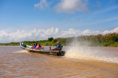 Inle Lake, Myanmar - 30 Ağustos 2016: Myanmar'ın Shan Eyaletinin Taunggyi İlçesi'nin Nyaungshwe İlçesi'nde bulunan bir tatlı su gölü olan Inle Sap'ın üzerinde bambu tekneyle seyreden tanımlanamayan Birmanyalılar