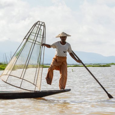 Inle Lake, Myanmar - 30 Ağustos 2016: Özel el yapımı ağı olan bir teknede tanımlanamayan Birmanyalı balıkçı. Bu Myanmar balıkçılık geleneksel yoludur