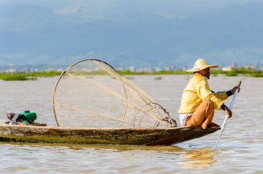 Inle Lake, Myanmar - 30 Ağustos 2016: Özel el yapımı ağı olan bir teknede tanımlanamayan Birmanyalı balıkçı. Bu Myanmar balıkçılık geleneksel yoludur