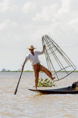 Inle Lake, Myanmar - 30 Ağustos 2016: Özel el yapımı ağı olan bir teknede tanımlanamayan Birmanyalı balıkçı. Bu Myanmar balıkçılık geleneksel yoludur