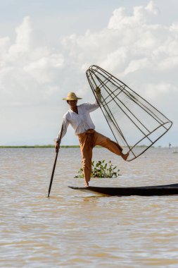 Inle Lake, Myanmar - 30 Ağustos 2016: Özel el yapımı ağı olan bir teknede tanımlanamayan Birmanyalı balıkçı. Bu Myanmar balıkçılık geleneksel yoludur