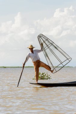 Inle Lake, Myanmar - 30 Ağustos 2016: Özel el yapımı ağı olan bir teknede tanımlanamayan Birmanyalı balıkçı. Bu Myanmar balıkçılık geleneksel yoludur
