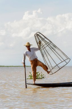 Inle Lake, Myanmar - 30 Ağustos 2016: Özel el yapımı ağı olan bir teknede tanımlanamayan Birmanyalı balıkçı. Bu Myanmar balıkçılık geleneksel yoludur