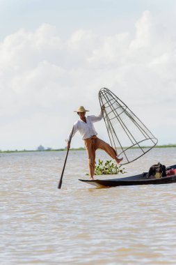 Inle Lake, Myanmar - 30 Ağustos 2016: Özel el yapımı ağı olan bir teknede tanımlanamayan Birmanyalı balıkçı. Bu Myanmar balıkçılık geleneksel yoludur