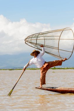 Inle Lake, Myanmar - 30 Ağustos 2016: Özel el yapımı ağı olan bir teknede tanımlanamayan Birmanyalı balıkçı. Bu Myanmar balıkçılık geleneksel yoludur