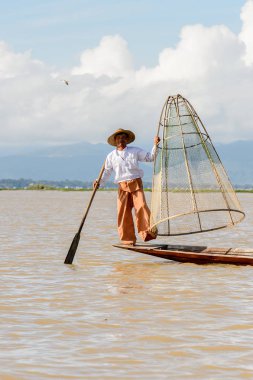 Inle Lake, Myanmar - 30 Ağustos 2016: Özel el yapımı ağı olan bir teknede tanımlanamayan Birmanyalı balıkçı. Bu Myanmar balıkçılık geleneksel yoludur