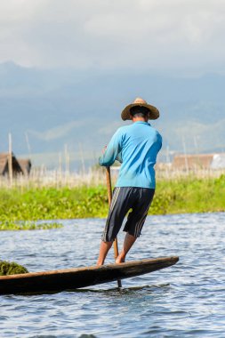 Inle Lake, Myanmar - 30 Ağustos 2016: Myanmar'ın Shan Eyaletinin Taunggyi İlçesi'nin Nyaungshwe İlçesi'nde bulunan bir tatlı su gölü olan Inle Sap'ın üzerinde bambu teknede bulunan tanımlanamayan Birmanyalı adam