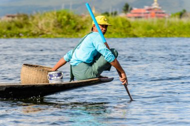 Inle Lake, Myanmar - 30 Ağustos 2016: Myanmar'ın Shan Eyaletinin Taunggyi İlçesi'nin Nyaungshwe İlçesi'nde bulunan bir tatlı su gölü olan Inle Sap'ın üzerinde bambu teknede bulunan tanımlanamayan Birmanyalı adam