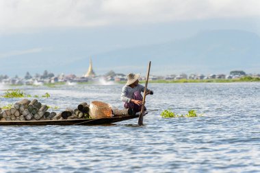 Inle Lake, Myanmar - 30 Ağustos 2016: Myanmar'ın Shan Eyaletinin Taunggyi İlçesi'nin Nyaungshwe İlçesi'nde bulunan bir tatlı su gölü olan Inle Sap'ın üzerinde bambu teknede bulunan tanımlanamayan Birmanyalı adam