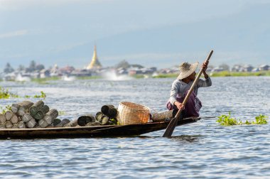 Inle Lake, Myanmar - 30 Ağustos 2016: Myanmar'ın Shan Eyaletinin Taunggyi İlçesi'nin Nyaungshwe İlçesi'nde bulunan bir tatlı su gölü olan Inle Sap'ın üzerinde bambu teknede bulunan tanımlanamayan Birmanyalı adam