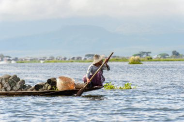 Inle Lake, Myanmar - 30 Ağustos 2016: Myanmar'ın Shan Eyaletinin Taunggyi İlçesi'nin Nyaungshwe İlçesi'nde bulunan bir tatlı su gölü olan Inle Sap'ın üzerinde bambu teknede bulunan tanımlanamayan Birmanyalı adam