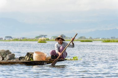Inle Lake, Myanmar - 30 Ağustos 2016: Myanmar'ın Shan Eyaletinin Taunggyi İlçesi'nin Nyaungshwe İlçesi'nde bulunan bir tatlı su gölü olan Inle Sap'ın üzerinde bambu teknede bulunan tanımlanamayan Birmanyalı adam
