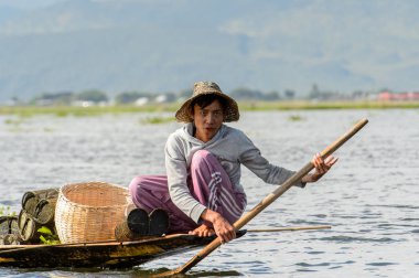 Inle Lake, Myanmar - 30 Ağustos 2016: Myanmar'ın Shan Eyaletinin Taunggyi İlçesi'nin Nyaungshwe İlçesi'nde bulunan bir tatlı su gölü olan Inle Sap'ın üzerinde bambu teknede bulunan tanımlanamayan Birmanyalı adam