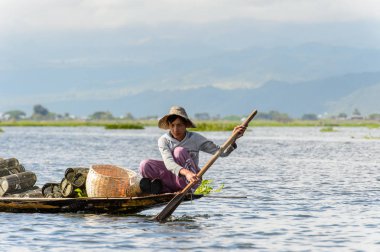 Inle Lake, Myanmar - 30 Ağustos 2016: Myanmar'ın Shan Eyaletinin Taunggyi İlçesi'nin Nyaungshwe İlçesi'nde bulunan bir tatlı su gölü olan Inle Sap'ın üzerinde bambu teknede bulunan tanımlanamayan Birmanyalı adam